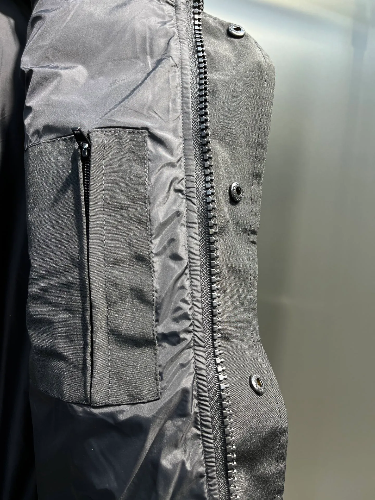 P700 Goose 🌟17 models (black) chest patch, same style for men and women, cold-resistant down jacket! The fur collar is detachable. The natural Siberian coyote fur collar has a delicate yet strong feel, which comes from the sense of life that comes from the erosion of wind and frost in nature. The market usually uses raccoon fur or fake fur instead, which is not even the slightest bit better! The collar part has cold-proof flannel, which is close to the head and neck, comfortable and warm! The fabric is made of high-density nano-level waterproof fabric, which is windproof and wear-resistant and has a certain thickness! The zipper is the official YKK brand! The waist has an elastic waistline design that can be adjusted according to yourself! There is also an anti-wind Velcro inside! Seamless threaded cuffs to avoid stiffening! In order to prevent cold wind from pouring in, a double closure design is adopted. On the premise of the traditional zipper fly, six Velcro fasteners are used for secondary closure, which brings better warmth retention effect. It retains the classic hooded design and uses super large luxurious wolf fur to protect against wind and cold. No matter how low the temperature is this winter, one piece is enough. I’ll give you the wind and temperature. Size: s-xxl